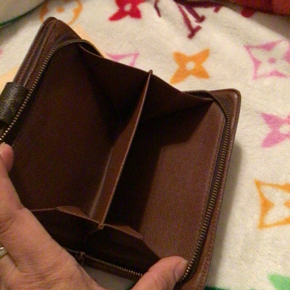 💯 % Authentic PASSPORT WALLET - Picture 4 of 15